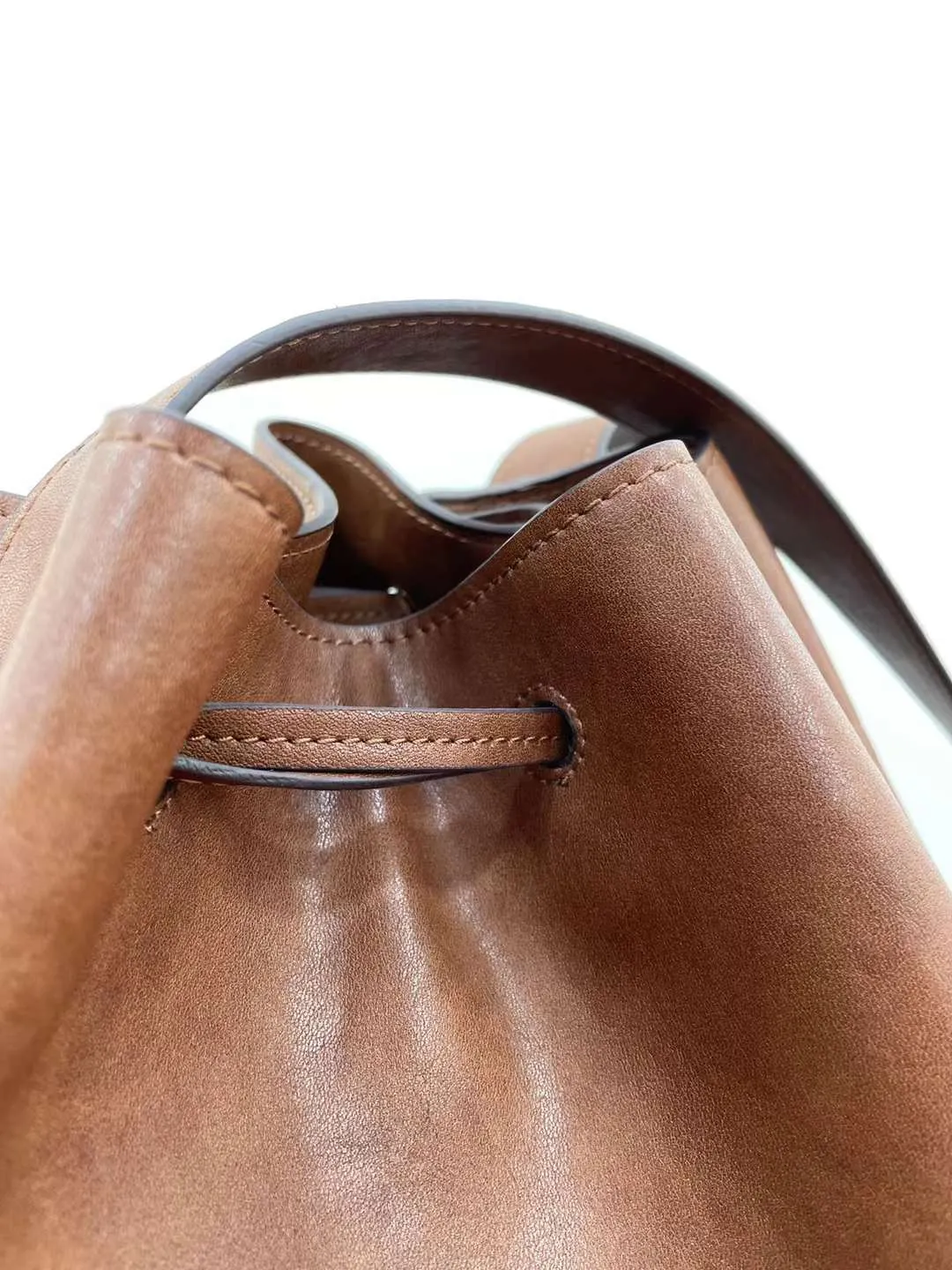 Elegant Cowhide Leather Bucket Tote Bag with Wide Strap– Large Shoulder and Crossbody Bag for Women